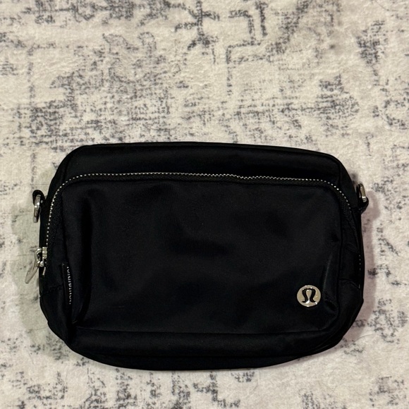 lululemon everywhere crossbody bag 2L - Picture 1 of 2